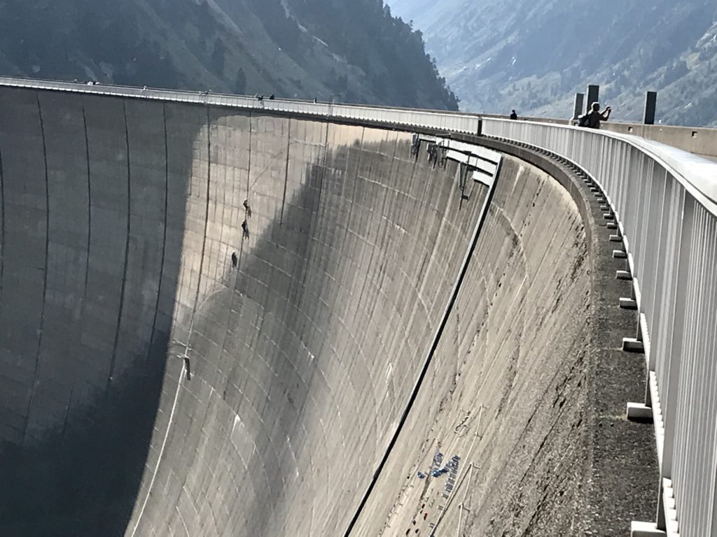 Eine der Zillertal Sehenswürdigkeiten - die riesige Schlegeis Staumauer