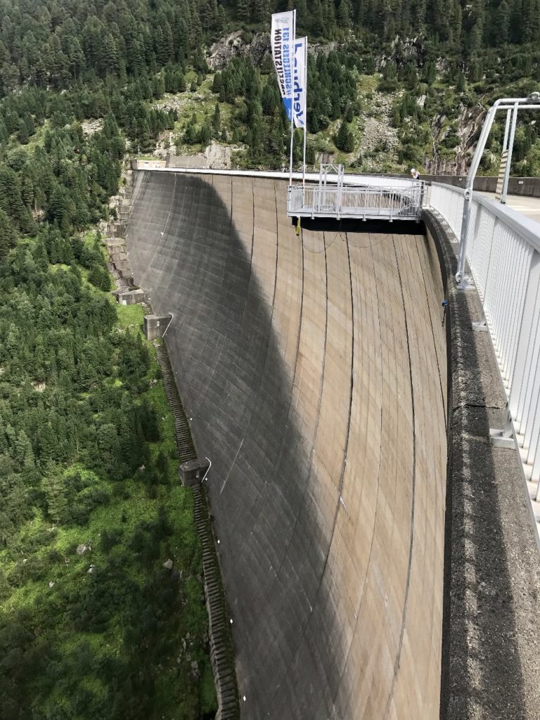 Von diesem Schlegeisspeicher Aussichtspunkt kannst du springen - oder den Klettersteig sehen