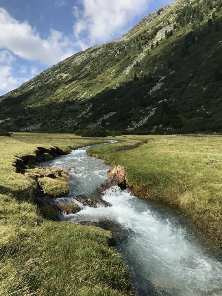 Almlandschaft mit Wasser zwischen Schlegeisspeicher und Pfitscher Joch