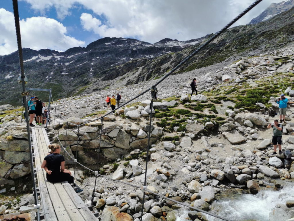 Die Brücke hängt gar nicht so hoch, wie es die Bilder glauben lassen