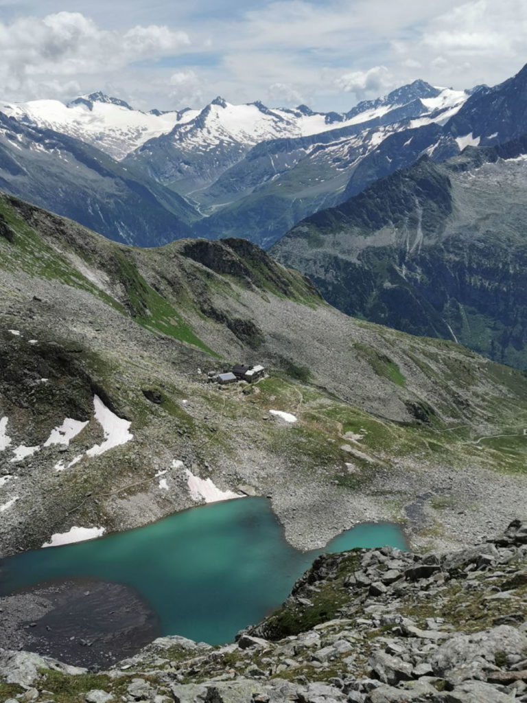 Das Friesenberghaus von oben gesehen, rund 50 Höhenmeter unterhalb ist der Friesenbergsee