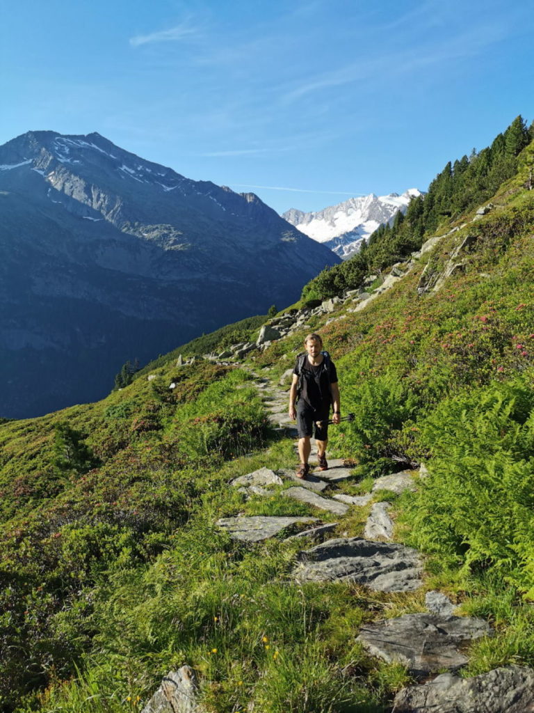 Über viele Steine führt der Wandersteig zum Friesenberghaus