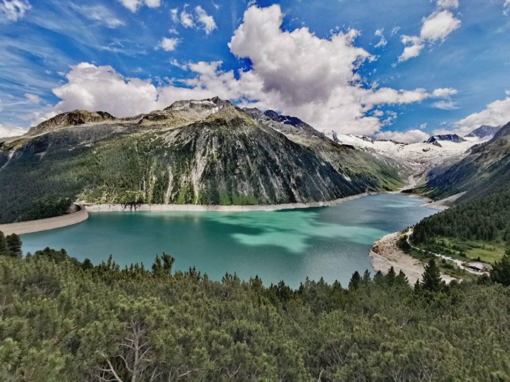 Der Blick auf den Schlegeisspeicher im Zillertal, links die 131 Meter lange Staumauer