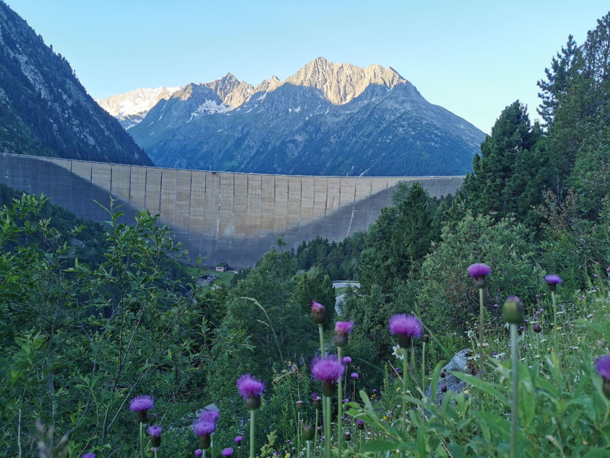 Das ist die Schlegeis Staumauer von unten gesehen