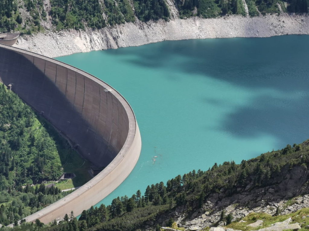 Die Schlegeisspeicher Staumauer - ein riesiges Bauwerk in den Zillertaler Alpen