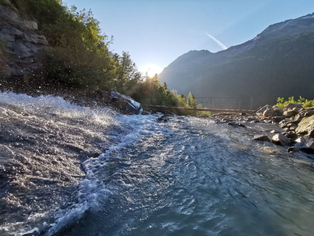 Der Wandersteig zum Friesenberghaus führt über den Bach