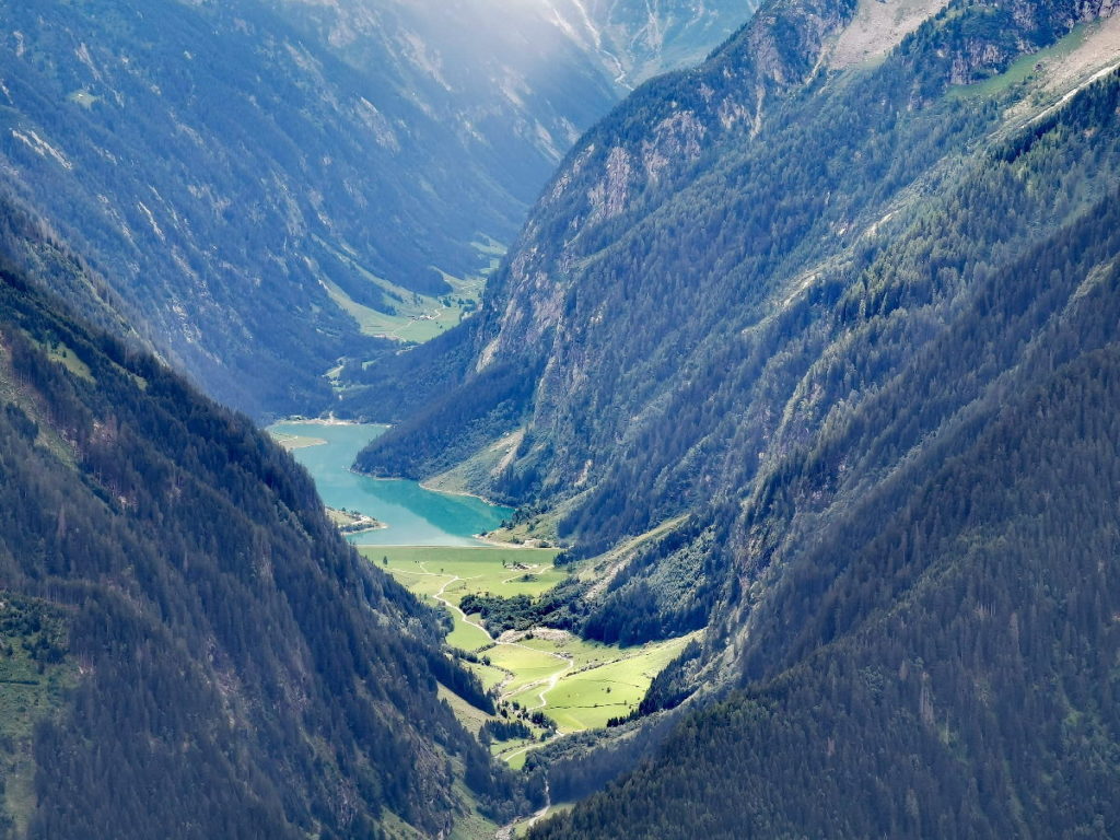 Der Stillup Stausee im tief eingeschnittenen Tal der Zillertaler Alpen