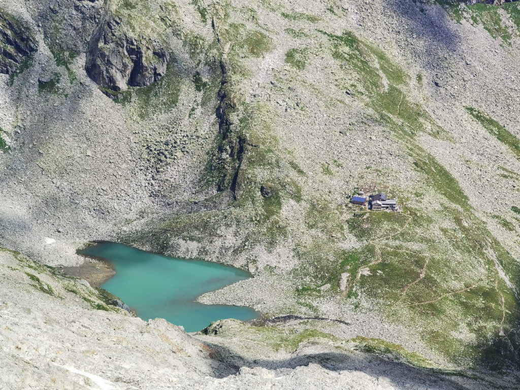 Der Blick hinunter vom Gletscher auf den Wanderweg rund um das Friesenberghaus - wo meine Hoher Riffler Wanderung hinauf führte