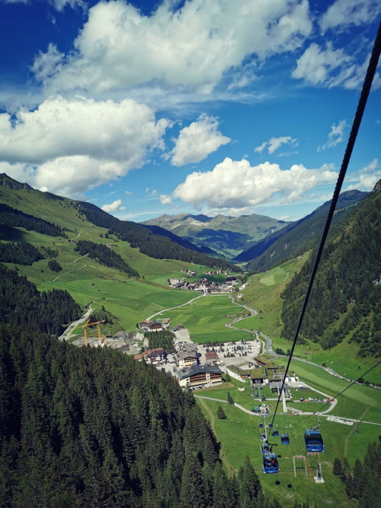 Aus Hintertux geht´s mit der Gondel Richtung Gletscher