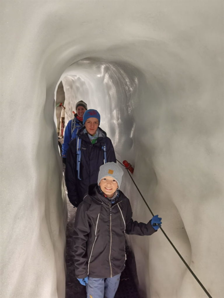 Durch diese Gänge kommen wir im Hintertuxer Gletscher in den Natur Eispalast