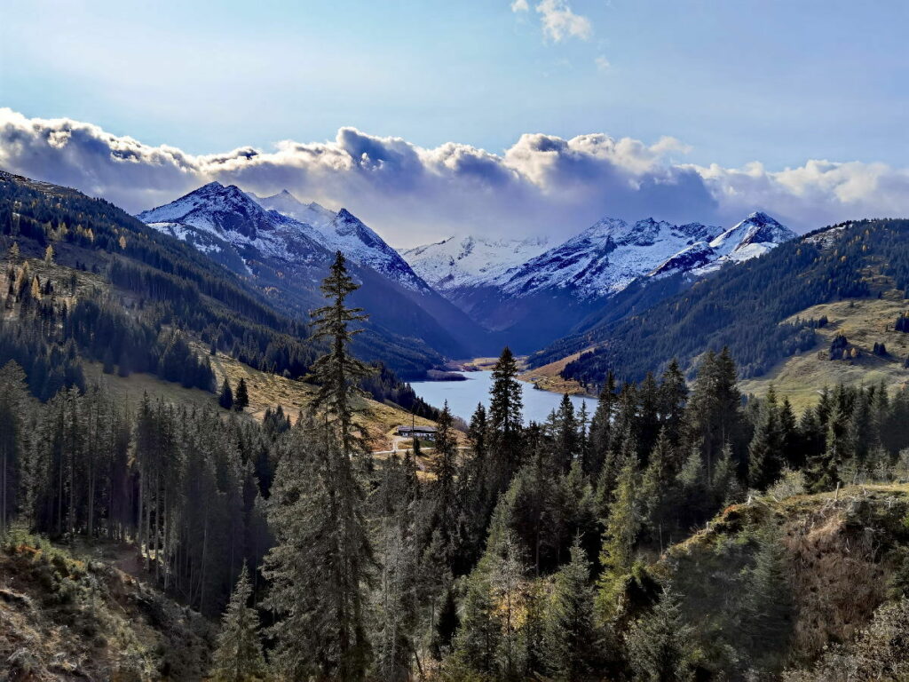 Hier der Blick von oben auf den Speicher Durlassboden - einem der Zillertal Stauseen