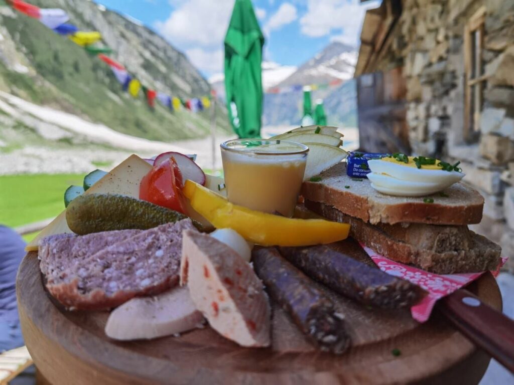 Zünftige Einkehr in Klein Tibet Zillertal mit dem hausgemachten Eierlikör