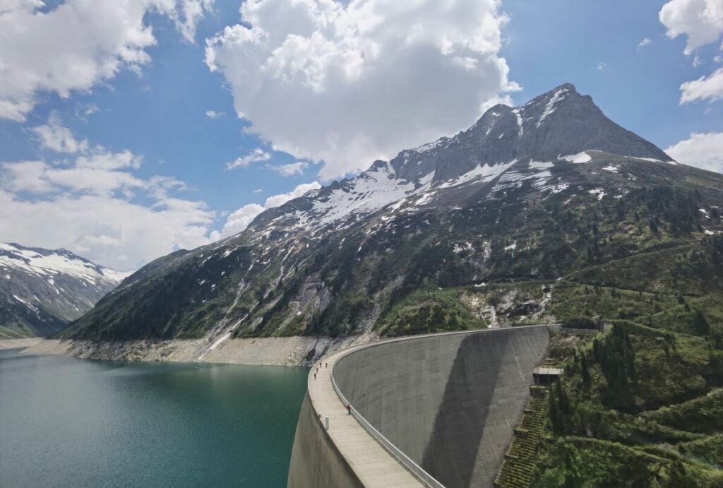 Speicher Zillergründl mit der Staumauer, überragt von den Zillertaler Alpen