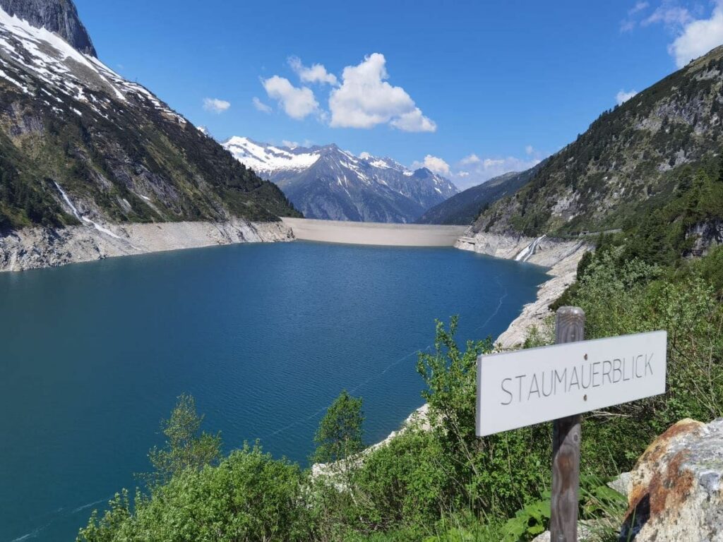 Viele Rastbänke laden am Speicher Zillergründl zur Panoramaschau ein