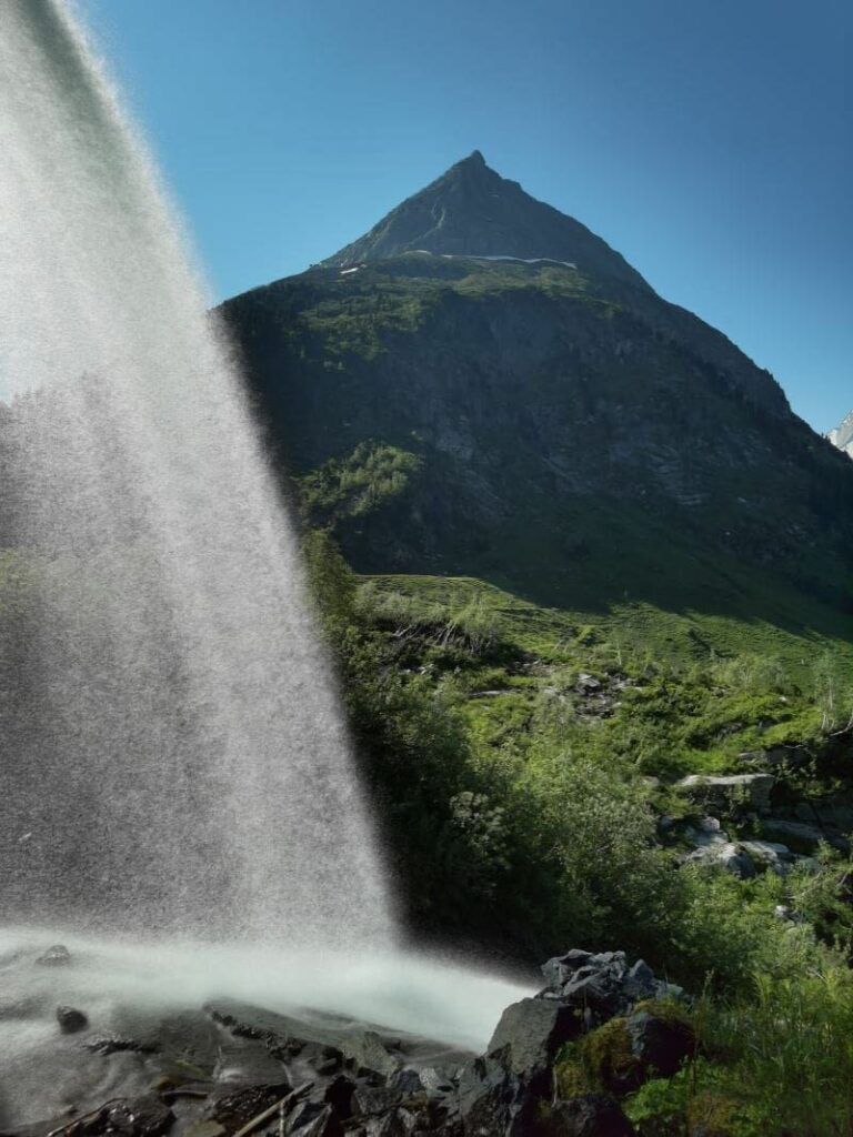 Beeindruckende Natur im Zillergrund - mit vielen imposanten Wasserfällen und Bergen