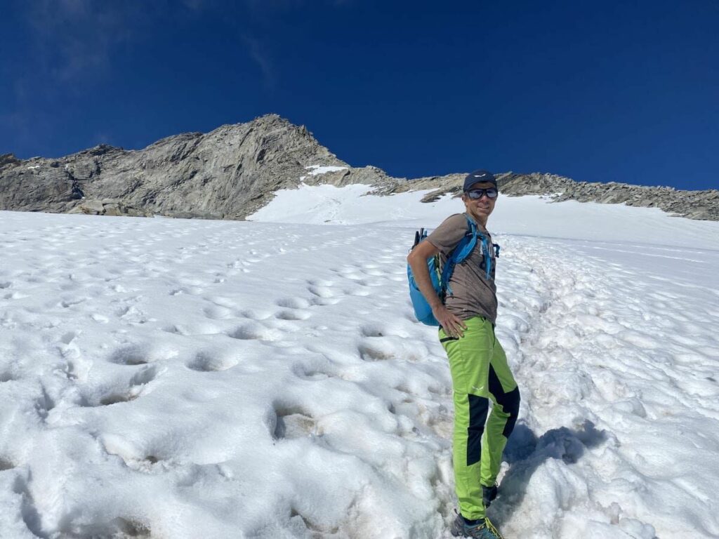 Olperer Aufstieg durch das Schneefeld, links oben im Bild ist der Gipfel zu sehen