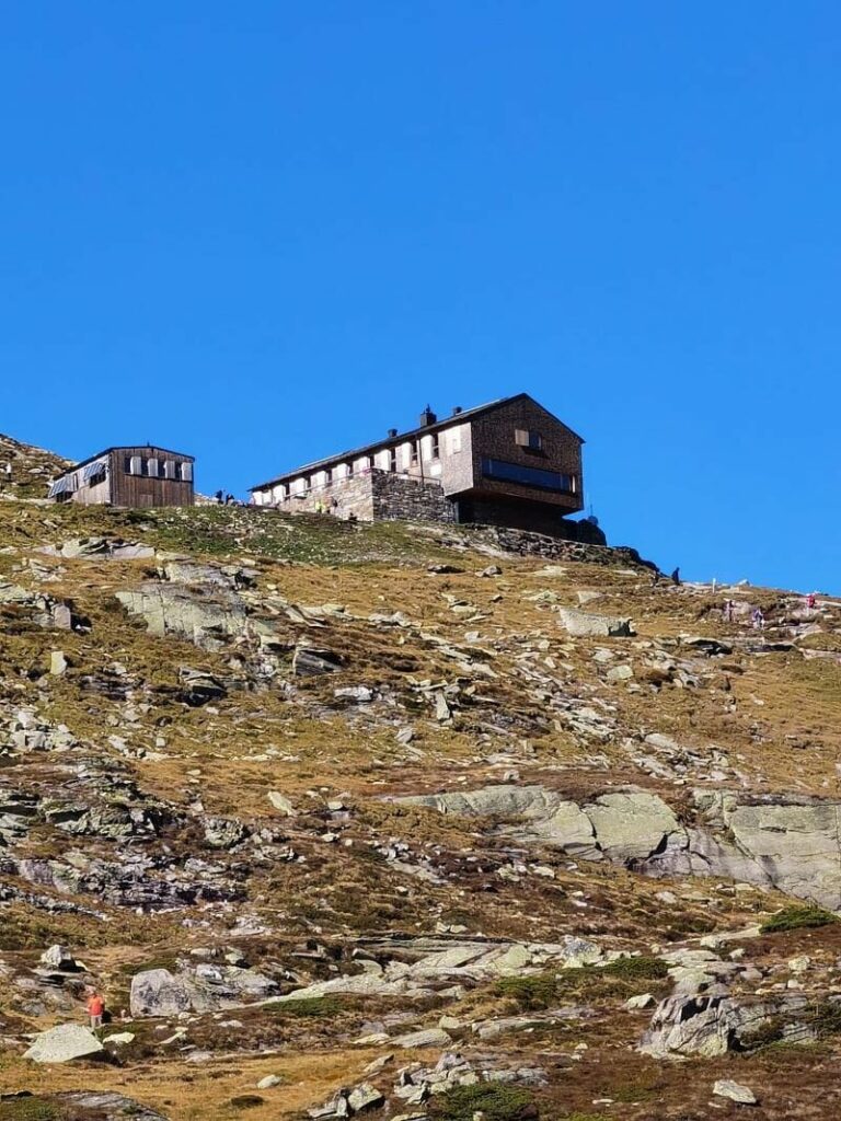 Der Ausblick vom Olperer Hütte Blick zur bekannten Hütte