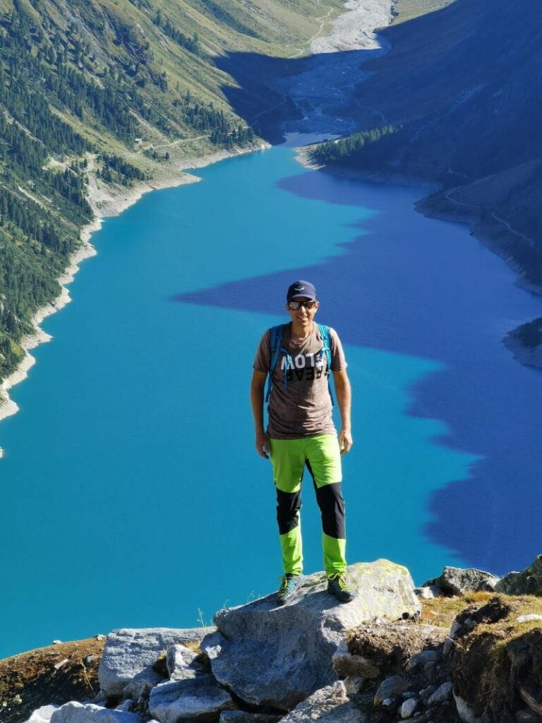 Über die Olperer Hütte auf den Olperer wandern - mit diesem Ausblick auf den Schlegeisspeicher