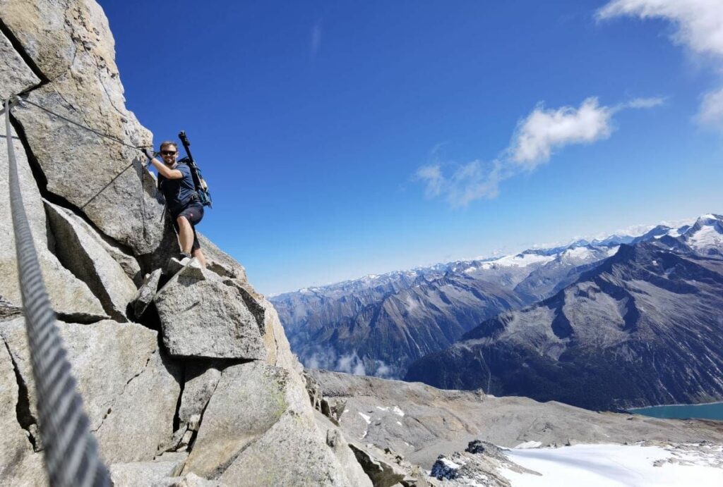 Der Olperer Klettersteig unterhalb des Gipfels - mit Blick auf die anderen 3000er und den Schlegeisspeicher