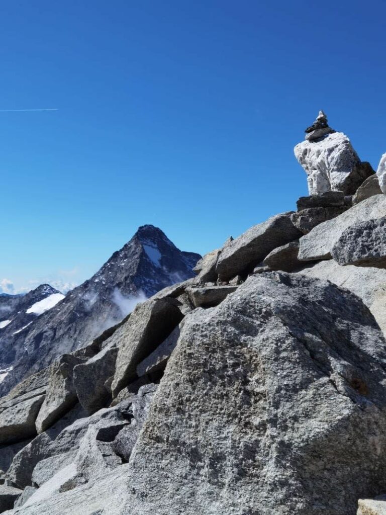 Auf dem Riepengrat über die Felsblöcke in Richtung Olperer wandern