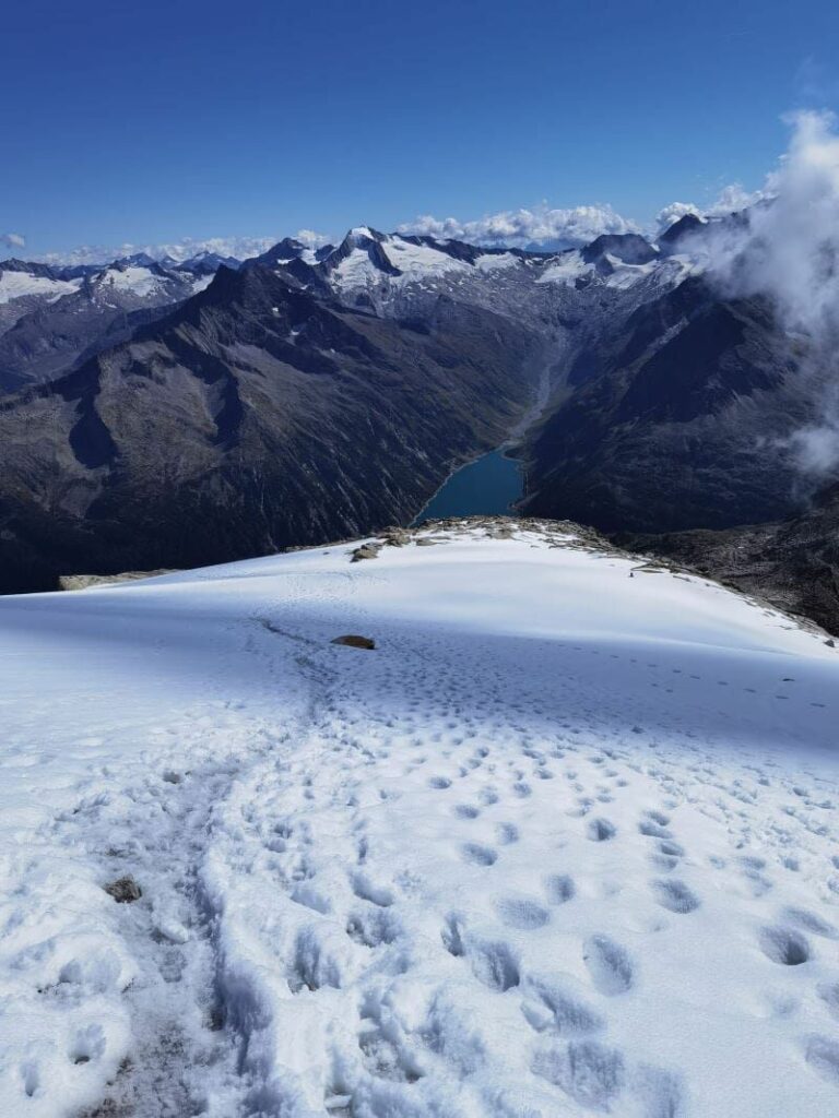 Olperer Wanderung über das Schneefeld - gut aufpassen, am besten mit Grödel oder gar Steigeisen