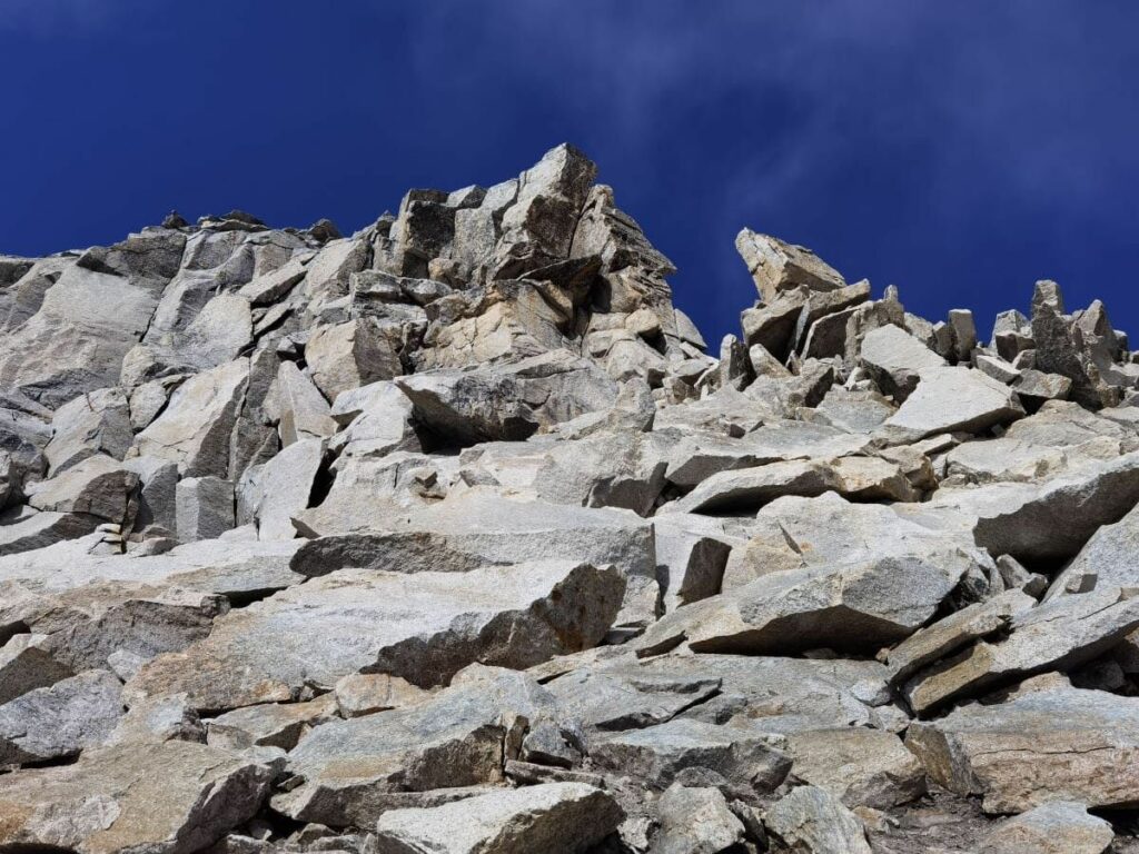 Der finale Anstieg auf den Olperer im Zillertal - über diese Felsen geht es hinauf