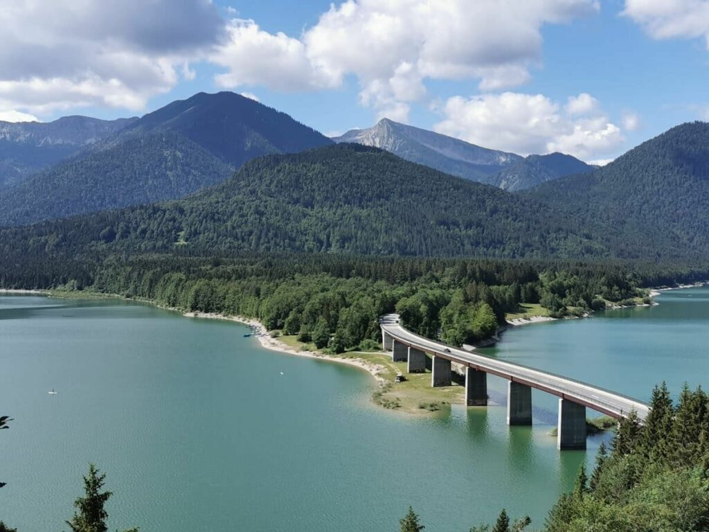 Ausflugsziel auf dem Weg nach Tirol: Der Sylvensteinsee