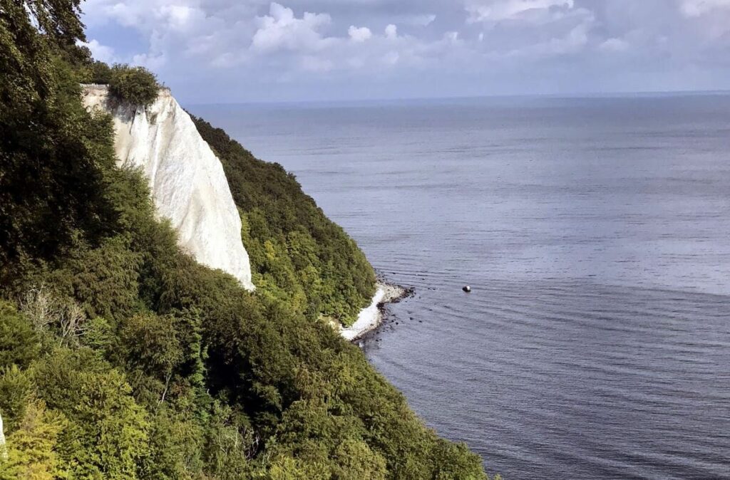 coole Naturwunder Deutschland: Der Blick zum Königsstuhl bei den Kreidefelsen Rügen