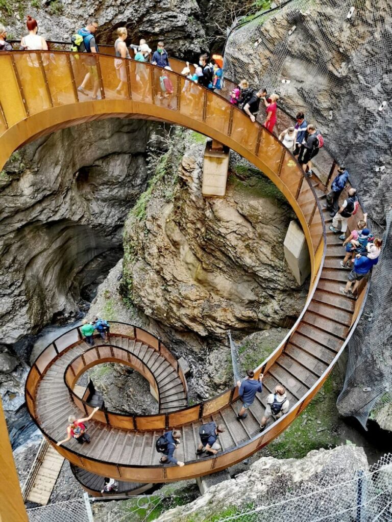 coole Reiseziele in Österreich: Die moderne Helixtreppe in der Liechtensteinklamm