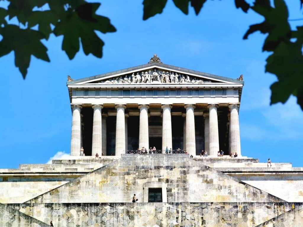 coole Reiseziele Deutschland - die Walhalla schaut der Akropolis zum Verwechseln ähnlich!