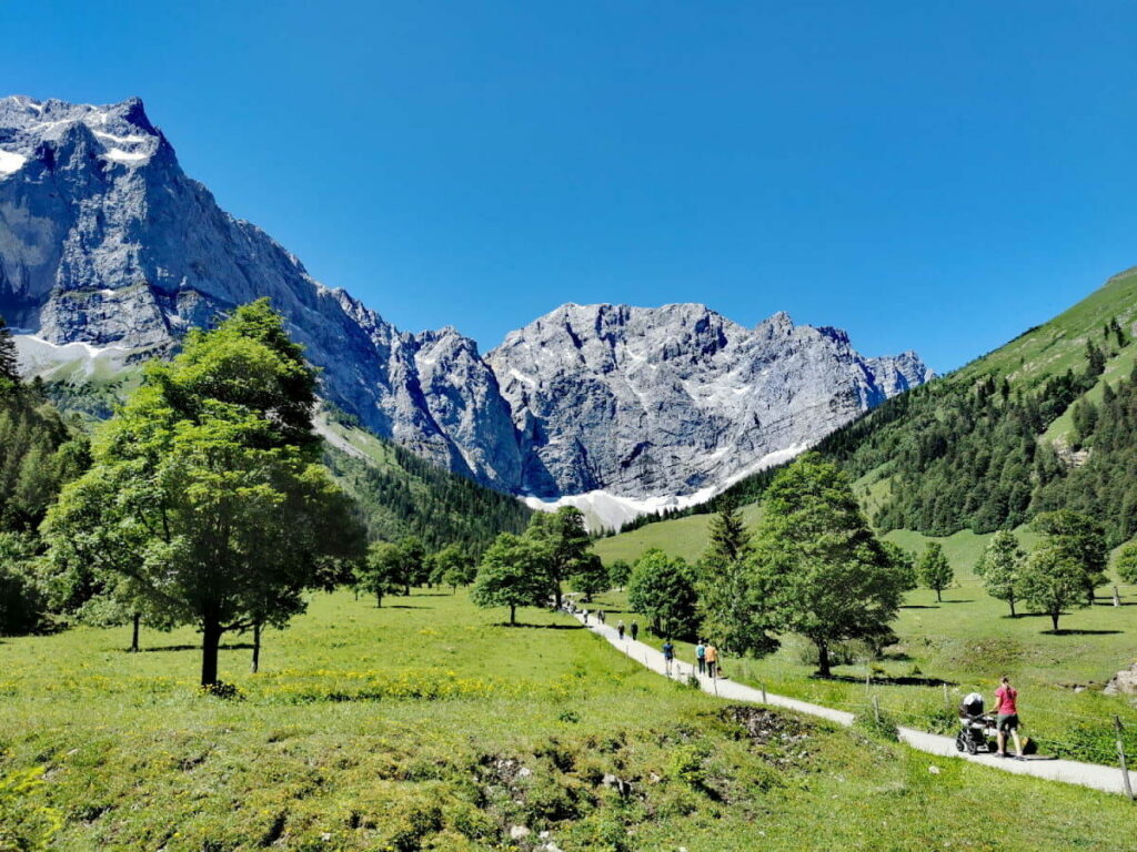 coole Reiseziele zum Wandern gesucht? Schau dir mal diese Tipps für Frühlingswanderungen, Sommerwanderungen, Herbstwanderungen und Winterwanderungen an