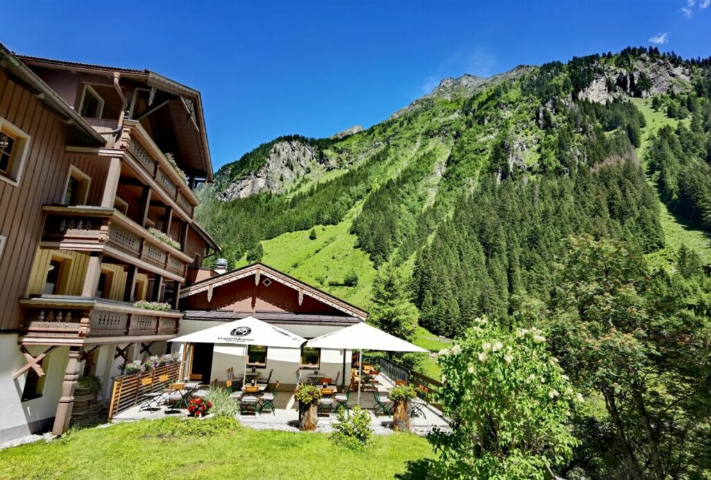 Gemütliche Sonnenterrasse mit Bergblick