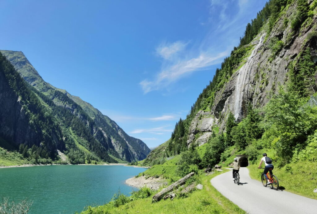 Naturparadies Stilluptal - entlang des Stausees kannst du mit dem Rad fahren oder wandern. Die Straße ist für den öffentlichen Verkehr gesperrt.