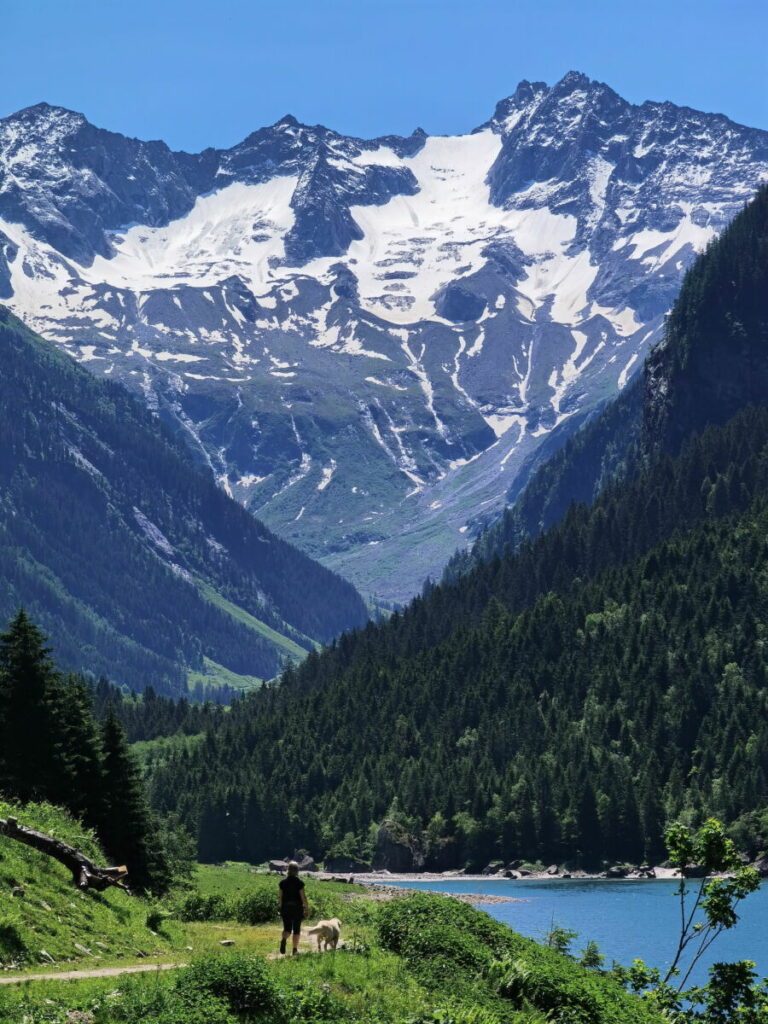 Stilluptal - enges Tal mit See und hohen Bergen