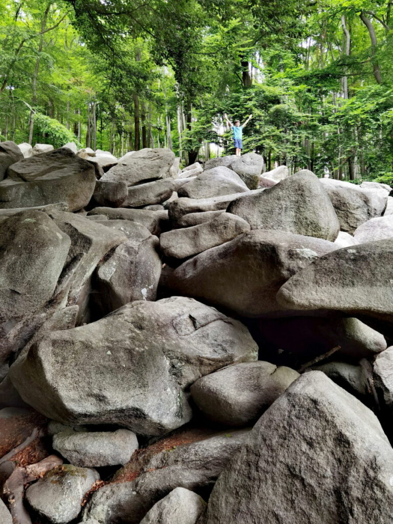 coole Reiseziele - schau dir mal die meterhohen Felsen im Vergleich zum kleinen Menschen an!