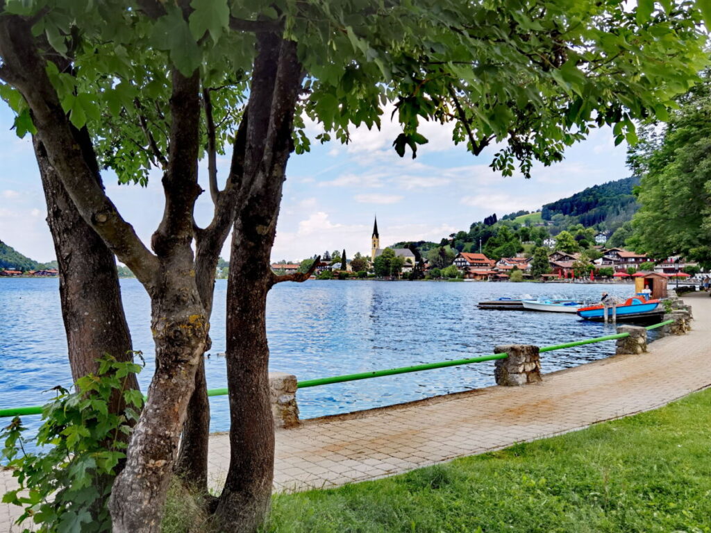 Beliebte Alpen Seen nahe München - hier die Promenade am Schliersee