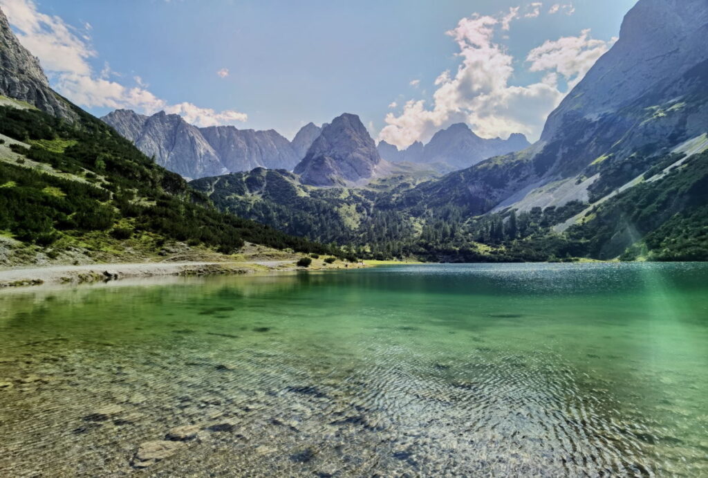 Magische Alpen Seen in Tirol - oben in den Bergen liegen der Seebensee und der Drachensee