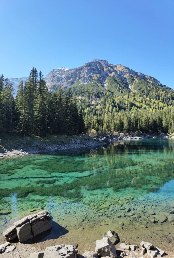 Der Obernberger See gehört zu den schönsten Alpen Seen, hier im Bild mit dem Tribulaun
