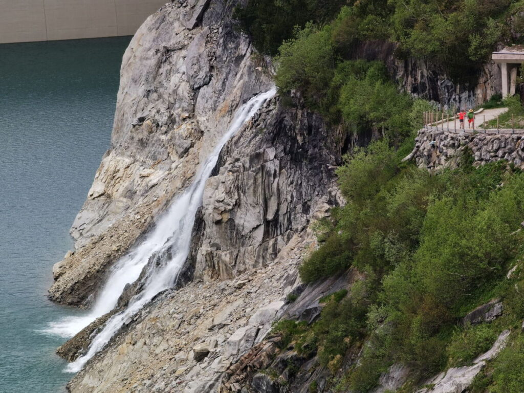 Wahnsinnige Dimensionen - vergleich mal die Wanderer auf dem Wanderweg mit dem Wasserfall