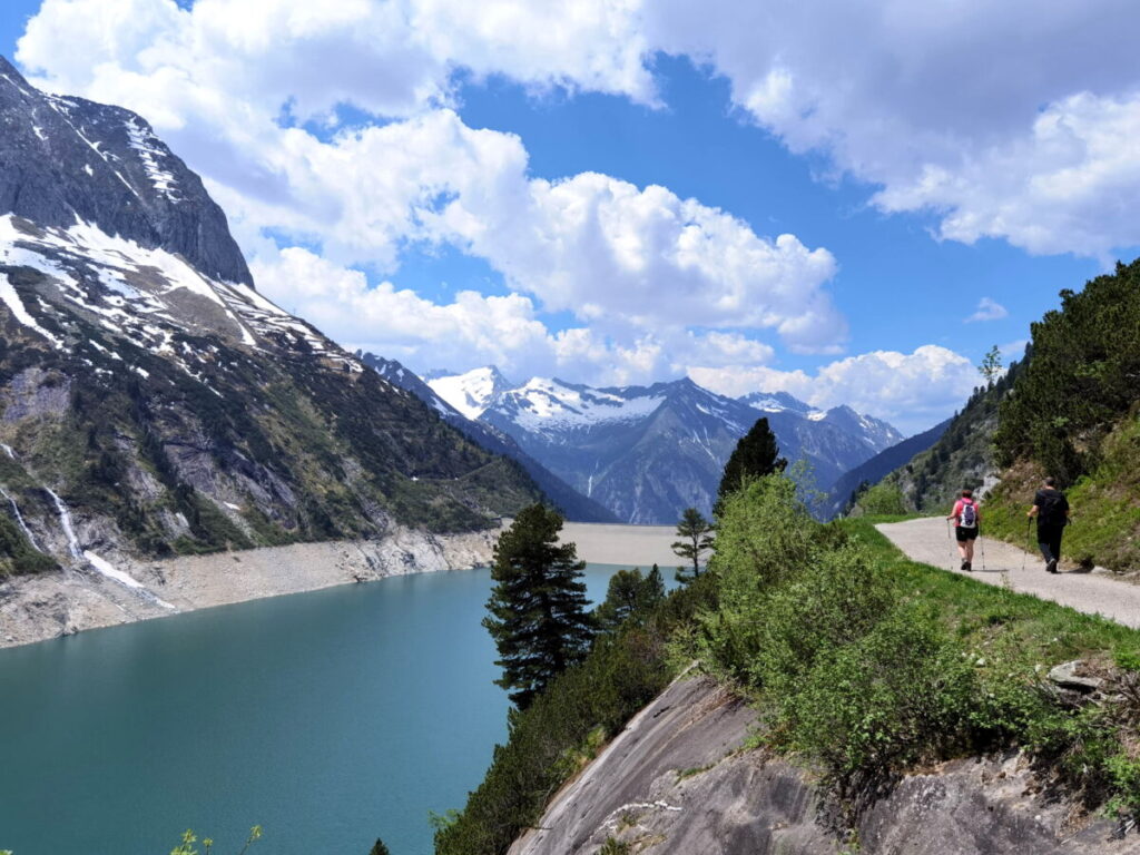 Der Wanderweg führt oberhalb des Zillergrund Stausees entlang