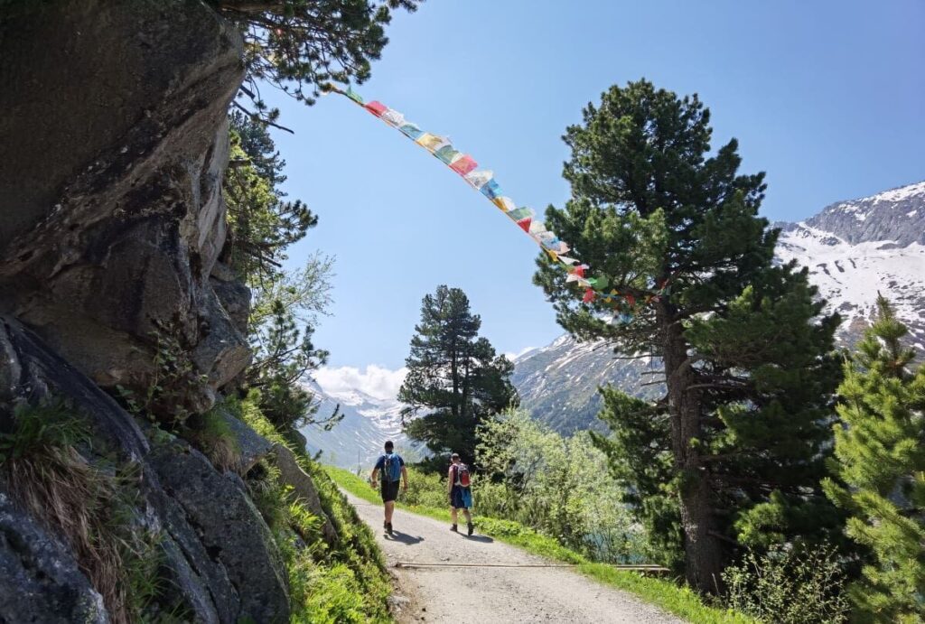 An den Gebetsfahnen vorbei nach Klein Tibet wandern