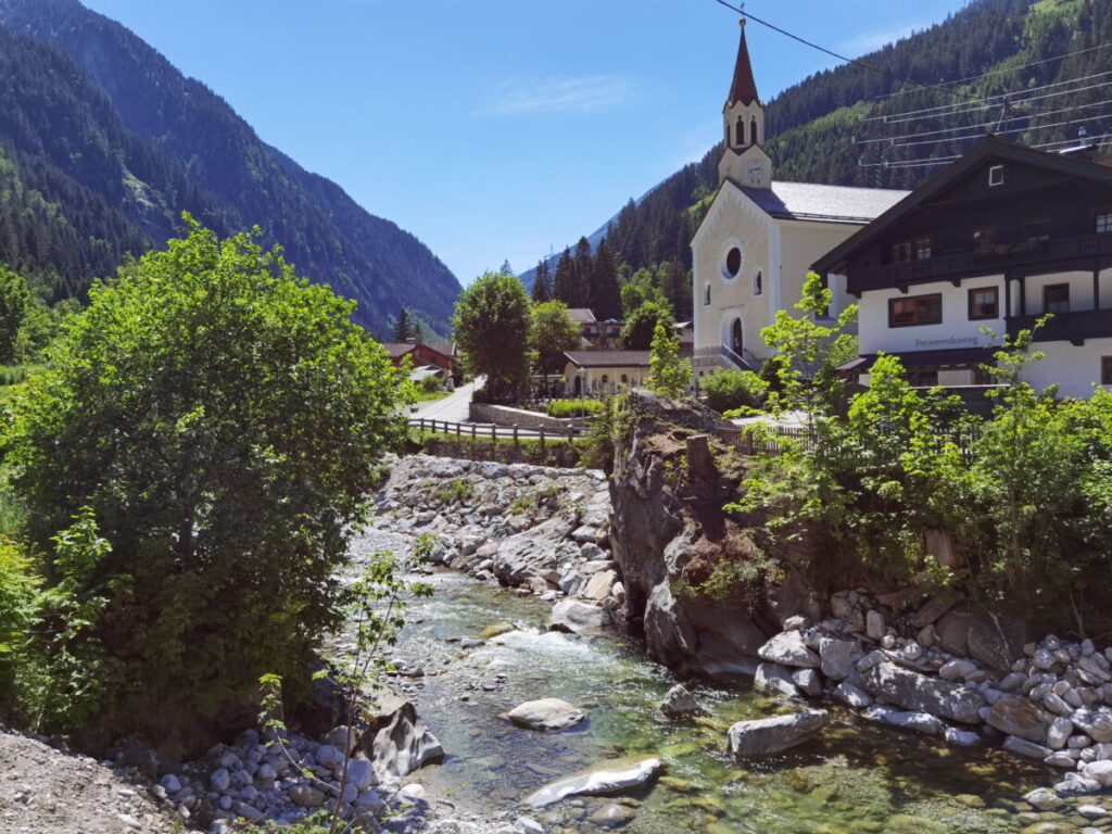 Ginzling Zillertal - eine kleine Kirche umgeben von wenigen Häusern