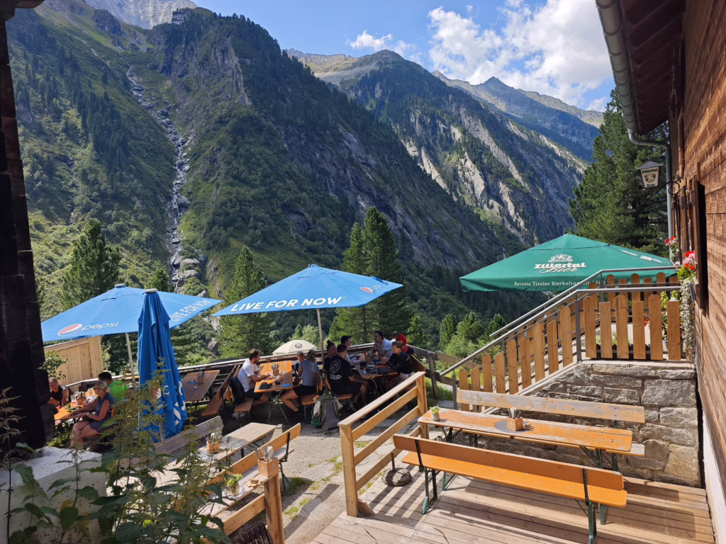 Die Sonnenterasse auf der Grawandthütte - mit Blick auf die Berge und Wasserfälle