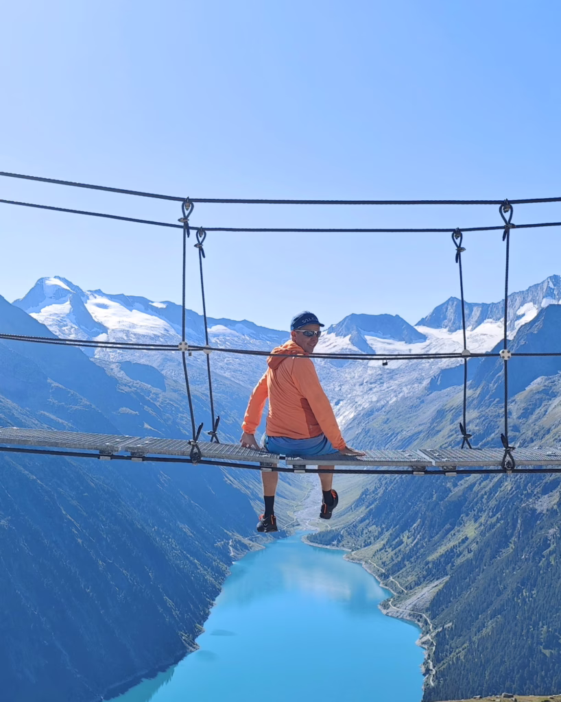 Reiseblogger Markus Schmidt - Autor von schlegeis-speicher.com auf der Olpererhütte Brücke