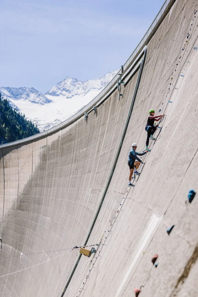 Auf 200 Metern Länge geht es die Staumauer hinauf. Die Route bietet einfache Passagen (A/B) für Anfänger sowie sportliche Abschnitte (C/D) für Geübte.